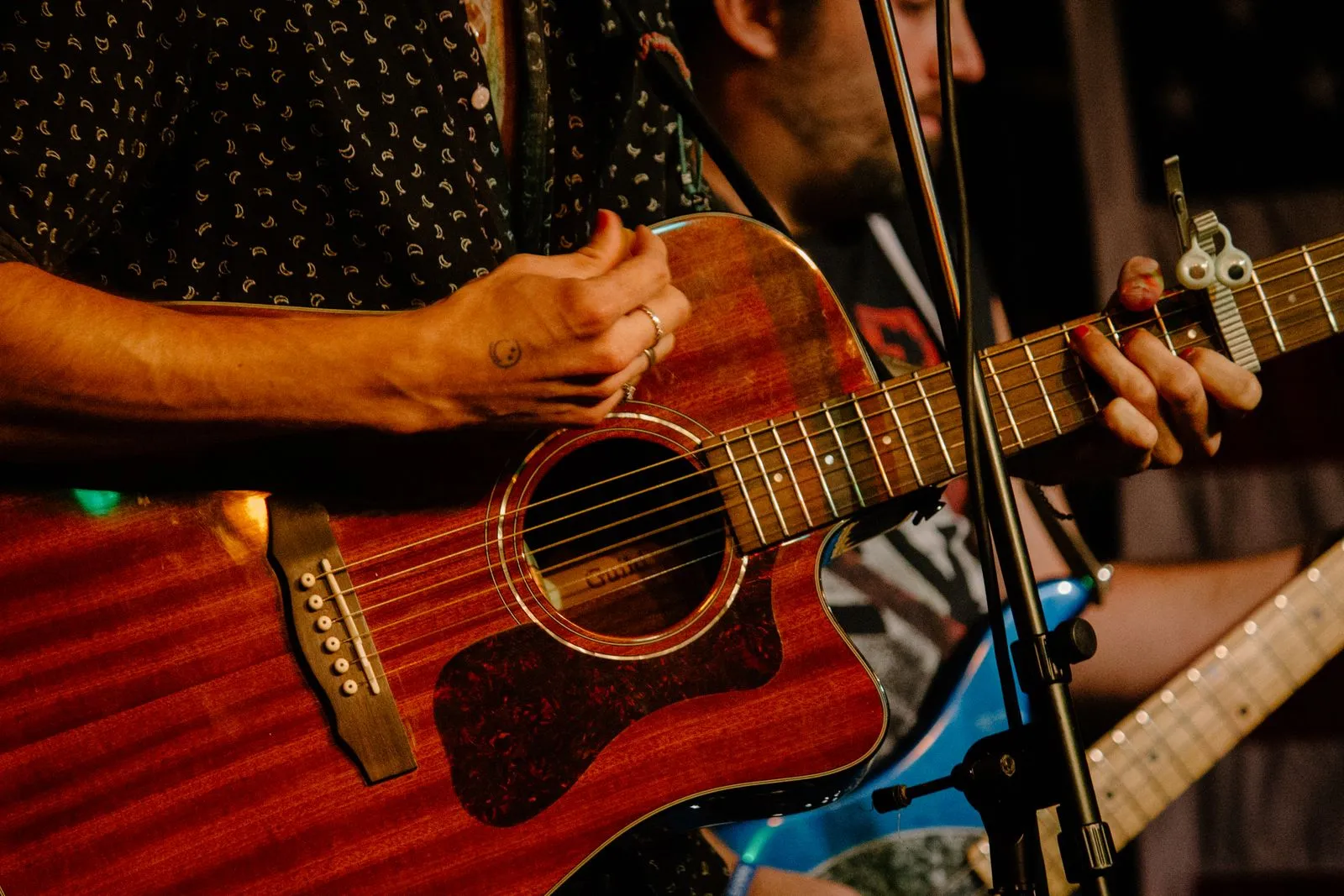 How Acoustic Folk Music Sets Are Arranged